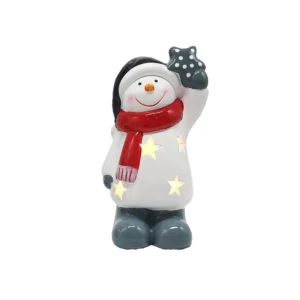 Keramički snješko sa baterijama15cm. Prekrasna božićna figura snješka napravljena od keramike visine 15 centimetara. Proizvod radi na baterije te kada se upali zvjezdice na snjšku zasvijetle.