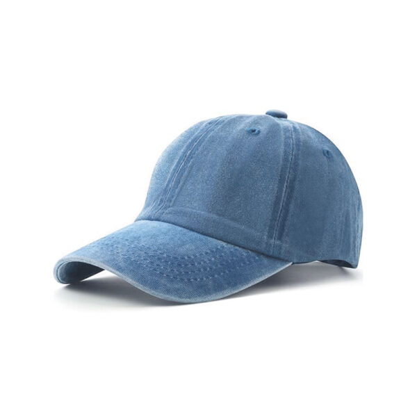 Pamučna šilterica Denim, moderan, jednobojan dizajn, zakrivljeni obod, šilterica je savršen dodatak svakodnevnim outfitima, ali i sportskim aktivnostima.