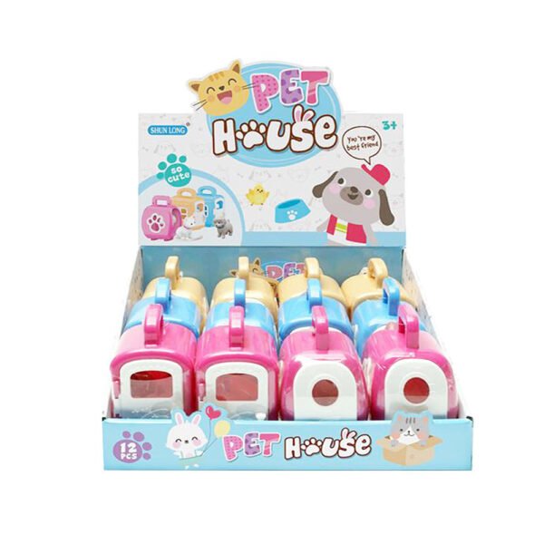 Kovčeg Animal Pet House je šarena plastična kućica dimenzija 8x6x10 cm koja dolazi s mekanom figuricom kućnog ljubimca, posudicom za hranu i dodacima. Idealan prenosivi set za igru djece od 3 godine naviše.