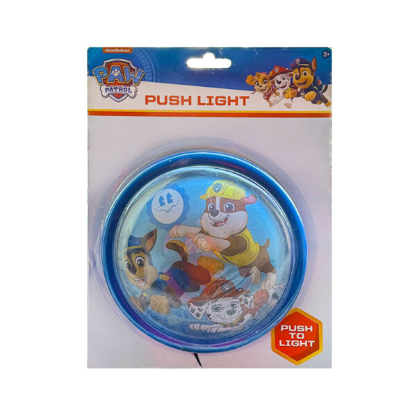 Dječja lampa na baterije (okrugla, promjera 14 cm) u 4 različita dizajna – Spiderman, Disney Princess, Disney Stitch i Paw Patrol. Radi na 4 AA baterije, pali se dodirom i idealna je za dječje sobe.