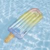 Osvježite ljeto s madracem Dream Popsicle u obliku sladoleda! Velik i udoban madrac od PVC materijala, savršen za bazen i plažu. Dimenzije 185 × 89 cm.