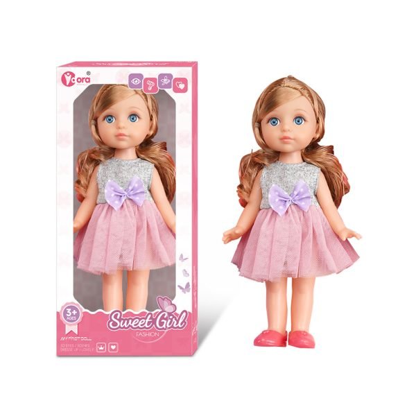 Lutka Sweet Girl (2 modela) – modna lutka visine 30 cm s haljinicom i dugom kosom. Dostupna u dvije varijante odjeće. Sigurna igračka za djecu 3+ godine, u skladu s EU normama.