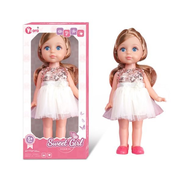 Lutka Sweet Girl (2 modela) – modna lutka visine 30 cm s haljinicom i dugom kosom. Dostupna u dvije varijante odjeće. Sigurna igračka za djecu 3+ godine, u skladu s EU normama.