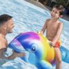 Jahajući delfin Bestway za djecu 3+ godina. Napuhani delfin s ručkama, nosivost do 54 kg – idealan za bazen i more.