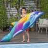 Jahajući delfin Bestway za djecu 3+ godina. Napuhani delfin s ručkama, nosivost do 54 kg – idealan za bazen i more.