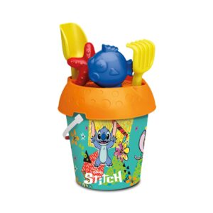 Kantica sa dodacima Stitch d18x28 cm. Dječji set za pijesak s kanticom, sitom, lopaticom, grabljicom i kalupima ribica i morska zvijezda – idealno za plažu.