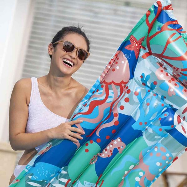 Madrac Fashion New Bestway dimenzija 183x69 cm dolazi u 2 moderna dizajna. Idealan napuhavajući madrac za bazen, more i plažu – savršen za opuštanje i sunčanje na vodi.
