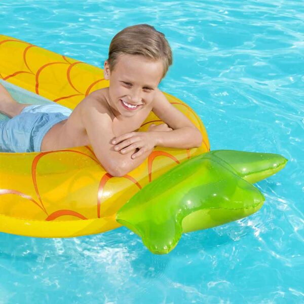 Madrac veličine 1.86x1.12 metara. U 2 realistična voćna modela, ananasa i jagode. Sadrži mrežasto dno koje savršeno osvježava u vrućim ljetnim danima.