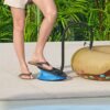 Praktična nožna pumpa za madrace Air Pump dimenzija 28x19 cm omogućuje brzo napuhivanje i ispuhivanje madraca i napuhujućih predmeta. Uključuje 3 univerzalna adaptera za različite ventile.