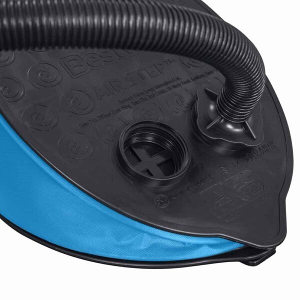 Praktična nožna pumpa za madrace Air Pump dimenzija 28x19 cm omogućuje brzo napuhivanje i ispuhivanje madraca i napuhujućih predmeta. Uključuje 3 univerzalna adaptera za različite ventile.