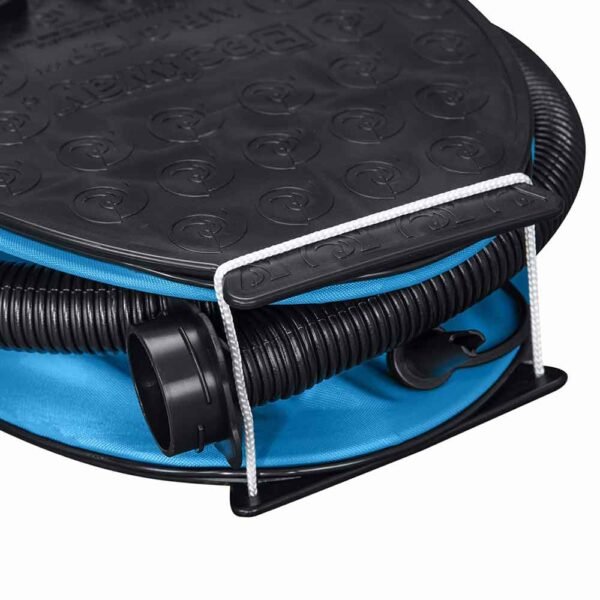 Praktična nožna pumpa za madrace Air Pump dimenzija 28x19 cm omogućuje brzo napuhivanje i ispuhivanje madraca i napuhujućih predmeta. Uključuje 3 univerzalna adaptera za različite ventile.