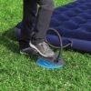 Praktična nožna pumpa za madrace Air Pump dimenzija 28x19 cm omogućuje brzo napuhivanje i ispuhivanje madraca i napuhujućih predmeta. Uključuje 3 univerzalna adaptera za različite ventile.