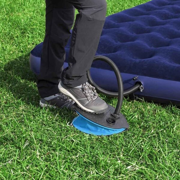 Praktična nožna pumpa za madrace Air Pump dimenzija 28x19 cm omogućuje brzo napuhivanje i ispuhivanje madraca i napuhujućih predmeta. Uključuje 3 univerzalna adaptera za različite ventile.