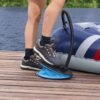 Praktična nožna pumpa za madrace Air Pump dimenzija 28x19 cm omogućuje brzo napuhivanje i ispuhivanje madraca i napuhujućih predmeta. Uključuje 3 univerzalna adaptera za različite ventile.