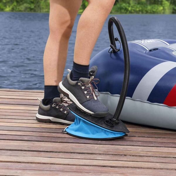 Praktična nožna pumpa za madrace Air Pump dimenzija 28x19 cm omogućuje brzo napuhivanje i ispuhivanje madraca i napuhujućih predmeta. Uključuje 3 univerzalna adaptera za različite ventile.