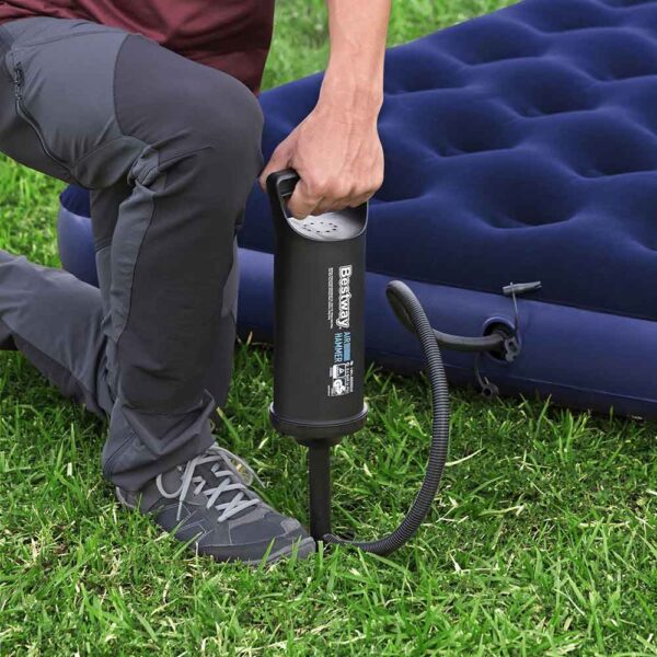 Ručna pumpa Air Hammer 1,85L za napuhavanje madraca, bazena i čamaca. Sadrži 3 adaptera, funkciju napuhivanja i ispuhivanja te snažan protok zraka bez potrebe za strujom.