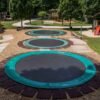 Primus Premium ugradbeni trampolin vrhunske je kvalitete, namijenjen za dvorišta i javne površine. Zahvaljujući AkroVENT® podlozi i AkroSPRING® PRO sustavu opruga, pruža snažan i kontroliran odskok uz maksimalnu sigurnost. Idealan za djecu, odrasle i rehabilitaciju, s ravnom ugradnjom u tlo i dugotrajnim materijalima otpornim na vremenske uvjete.