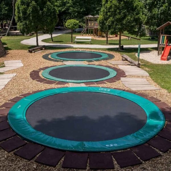 Primus Premium ugradbeni trampolin vrhunske je kvalitete, namijenjen za dvorišta i javne površine. Zahvaljujući AkroVENT® podlozi i AkroSPRING® PRO sustavu opruga, pruža snažan i kontroliran odskok uz maksimalnu sigurnost. Idealan za djecu, odrasle i rehabilitaciju, s ravnom ugradnjom u tlo i dugotrajnim materijalima otpornim na vremenske uvjete.