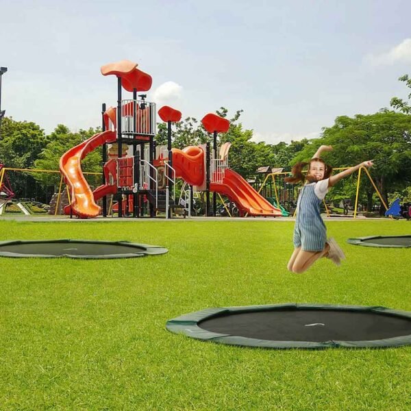 Primus Premium ugradbeni trampolin vrhunske je kvalitete, namijenjen za dvorišta i javne površine. Zahvaljujući AkroVENT® podlozi i AkroSPRING® PRO sustavu opruga, pruža snažan i kontroliran odskok uz maksimalnu sigurnost. Idealan za djecu, odrasle i rehabilitaciju, s ravnom ugradnjom u tlo i dugotrajnim materijalima otpornim na vremenske uvjete.