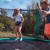 Akrobat Orbit trampolin za dvorište s mrežom i sigurnosnim sustavima. Kvalitetan obiteljski trampolin s odličnim odskokom i jednostavnom montažom.