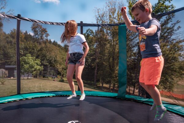 Akrobat Orbit trampolin za dvorište s mrežom i sigurnosnim sustavima. Kvalitetan obiteljski trampolin s odličnim odskokom i jednostavnom montažom.