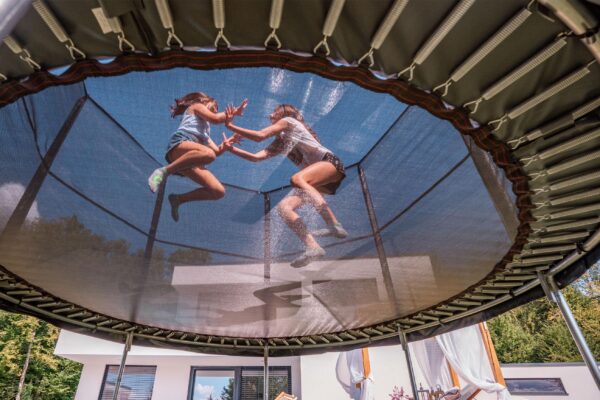 Akrobat Orbit trampolin za dvorište s mrežom i sigurnosnim sustavima. Kvalitetan obiteljski trampolin s odličnim odskokom i jednostavnom montažom.