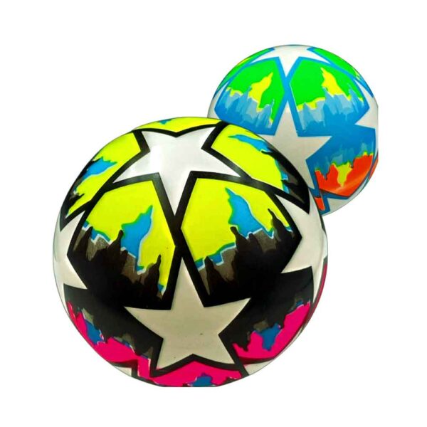 Plasticna lopta Neon Stars promjera 230 mm i težine 220 g idealna je za igru na plaži, u parku ili dvorištu. Dolazi u 2 šarena neon dezena sa zvjezdastim uzorkom te je pakirana u praktičnu plastičnu mrežicu za jednostavno nošenje.