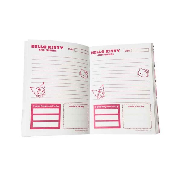 Hello Kitty Fluffy Diary Set uključuje plišani dnevnik, 3 mini gel olovke i dekorativne naljepnice s Hello Kitty and Friends motivima. Savršen kreativni poklon za djecu.