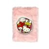 Hello Kitty Fluffy Diary Set uključuje plišani dnevnik, 3 mini gel olovke i dekorativne naljepnice s Hello Kitty and Friends motivima. Savršen kreativni poklon za djecu.