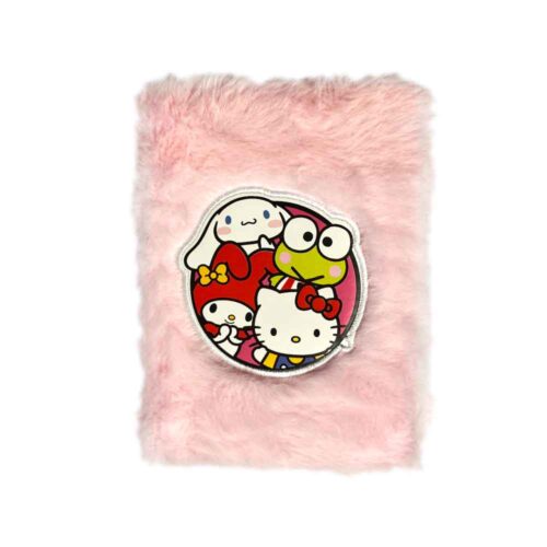 Hello Kitty Fluffy Diary Set uključuje plišani dnevnik, 3 mini gel olovke i dekorativne naljepnice s Hello Kitty and Friends motivima. Savršen kreativni poklon za djecu.