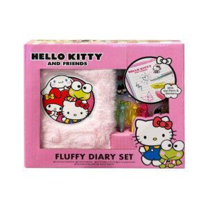 Hello Kitty Fluffy Diary Set uključuje plišani dnevnik, 3 mini gel olovke i dekorativne naljepnice s Hello Kitty and Friends motivima. Savršen kreativni poklon za djecu.