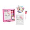 Hello Kitty Fluffy Dnevnik Set sadrži mekani plišani dnevnik, kemijsku olovku s pomponom, naljepnice i samoljepljive oznake. Idealan poklon za kreativnu djecu i ljubitelje Hello Kitty.