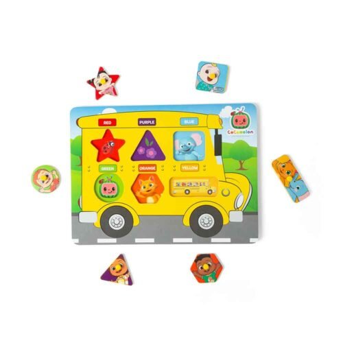 Drvena ploča Autobus Cocomelon edukativna je umetaljka koja pomaže djeci u učenju oblika, boja i koordinacije kroz zabavnu igru s omiljenim Cocomelon likovima. Izrađena je od kvalitetnog drva te je namijenjena djeci starijoj od 18 mjeseci.