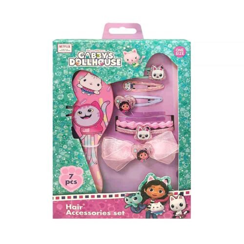 gabby-set-za-kosu-1 Gabby set za kosu sadrži četku za kosu i 7 prekrasnih dodataka s motivima iz Gabby's Dollhouse. Idealan je za svakodnevno uređivanje dječje kose te kao poklon za male ljubiteljice popularne serije.