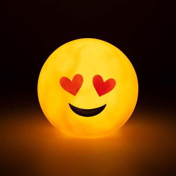 Stolna lampa emotikon Funny Face promjera 14,5 cm pruža toplo bijelo svjetlo i unosi zabavan detalj u prostor. Radi na baterije, a dostupna je u četiri različita sortirana motiva emotikona.