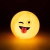 Stolna lampa emotikon Funny Face promjera 14,5 cm pruža toplo bijelo svjetlo i unosi zabavan detalj u prostor. Radi na baterije, a dostupna je u četiri različita sortirana motiva emotikona.