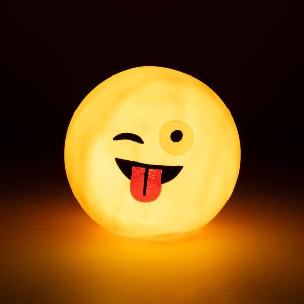 Stolna lampa emotikon Funny Face promjera 14,5 cm pruža toplo bijelo svjetlo i unosi zabavan detalj u prostor. Radi na baterije, a dostupna je u četiri različita sortirana motiva emotikona.