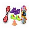 Mini Finger Skate set Doodle sa 7 dijelova sadrži fingerboard, waveboard, dva para mini tenisica i prometni čunj. Zabavan komplet za izvođenje trikova prstima, razvoj spretnosti i stvaranje vlastitog mini skate parka. Preporučena dob: 3+. Dimenzije pakiranja: 28 × 15,3 × 3,5 cm.