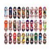 Mini Finger Skate set Doodle sa 7 dijelova sadrži fingerboard, waveboard, dva para mini tenisica i prometni čunj. Zabavan komplet za izvođenje trikova prstima, razvoj spretnosti i stvaranje vlastitog mini skate parka. Preporučena dob: 3+. Dimenzije pakiranja: 28 × 15,3 × 3,5 cm.