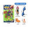 Mini Finger Skate set Doodle sa 7 dijelova sadrži fingerboard, waveboard, dva para mini tenisica i prometni čunj. Zabavan komplet za izvođenje trikova prstima, razvoj spretnosti i stvaranje vlastitog mini skate parka. Preporučena dob: 3+. Dimenzije pakiranja: 28 × 15,3 × 3,5 cm.